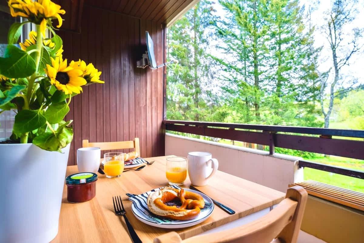 Auszeit Apartment: Black Forest Retreat with Sunny Balcony Schoenwald im Schwarzwald Exterior photo